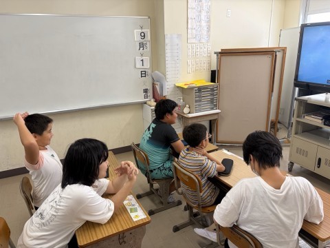児童が教室で学習している様子