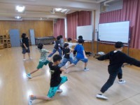 複数の児童がエクササイズをしている様子