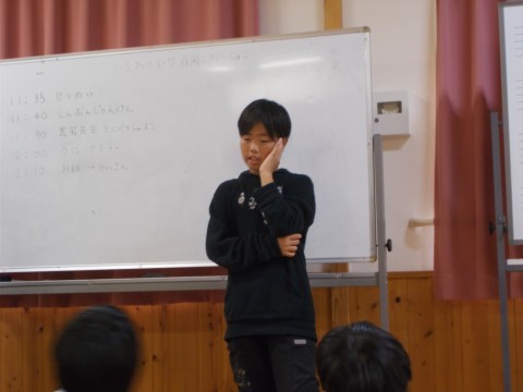 説明を試みる児童