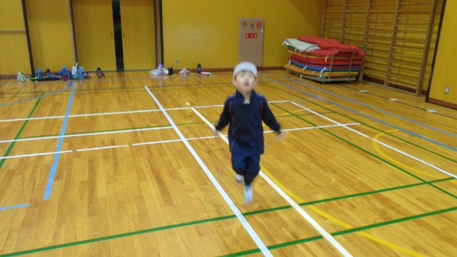 1年生がなわとびをしているところ2枚め