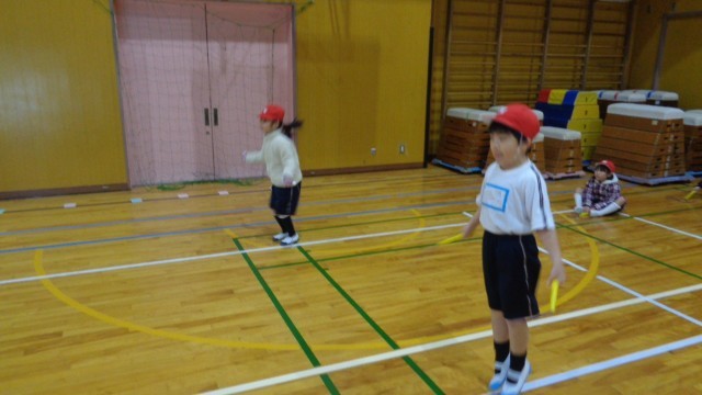 1年生がなわとびをしているところ4枚め