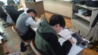 6年生児童が調べている様子1枚め