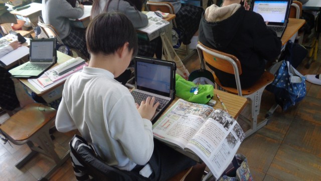 6年生児童が調べている様子2枚め