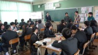 大学生が金融について説明してるところ