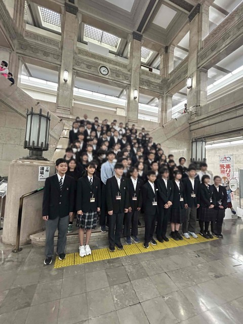 大階段での集合写真